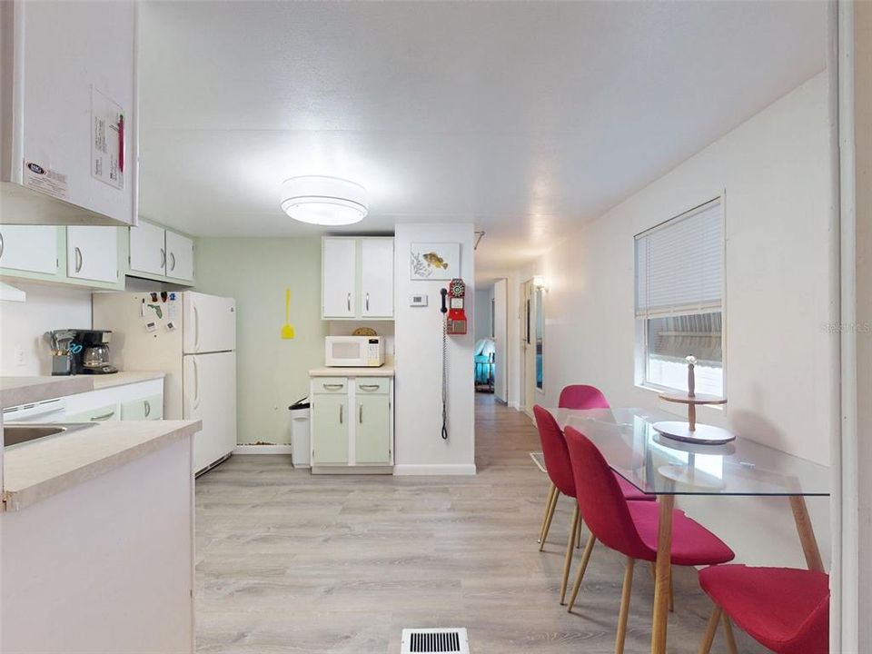 For Sale: $119,900 (2 beds, 1 baths, 784 Square Feet)