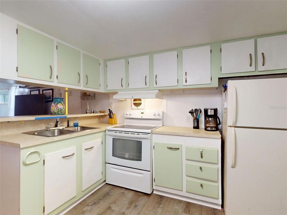 For Sale: $119,900 (2 beds, 1 baths, 784 Square Feet)