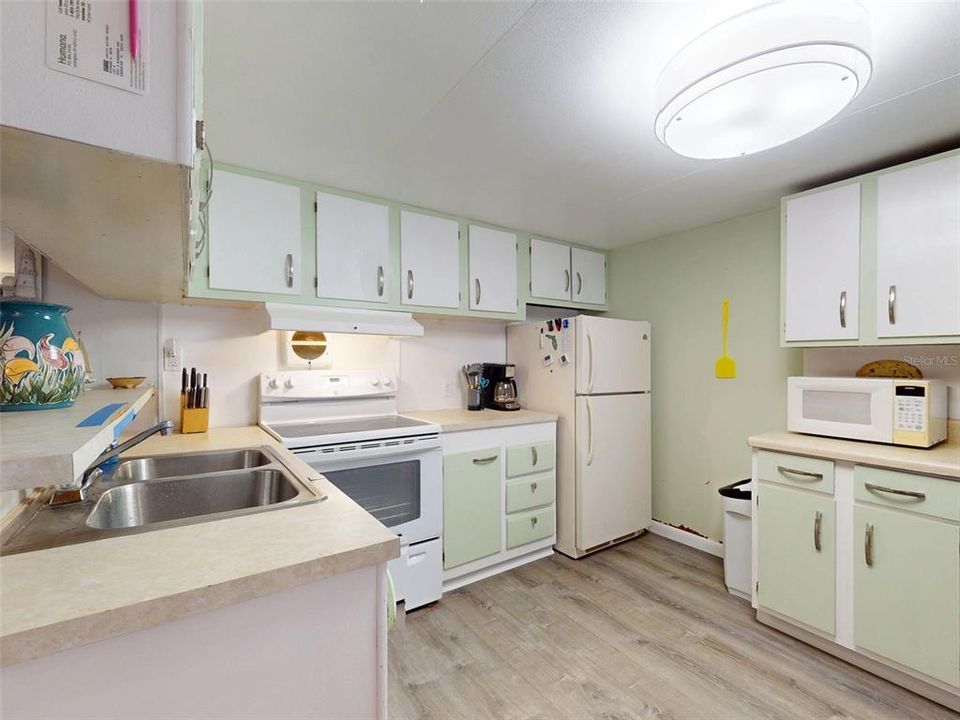 For Sale: $119,900 (2 beds, 1 baths, 784 Square Feet)