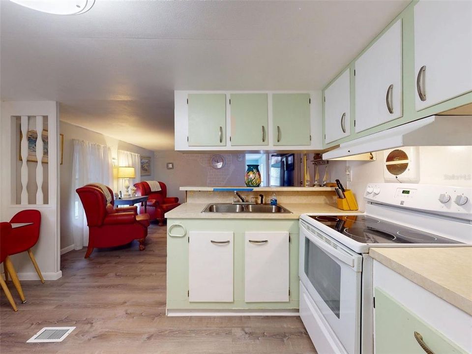 For Sale: $119,900 (2 beds, 1 baths, 784 Square Feet)