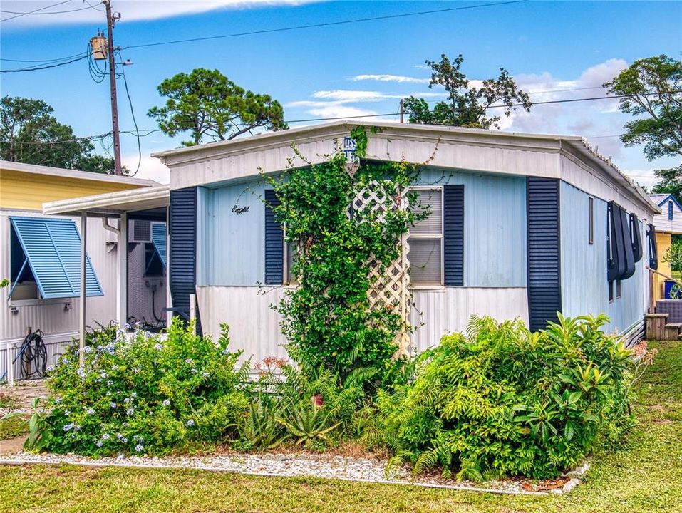 For Sale: $119,900 (2 beds, 1 baths, 784 Square Feet)