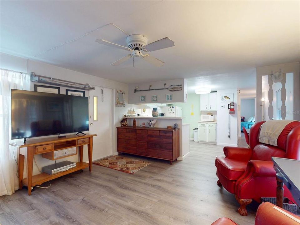 For Sale: $119,900 (2 beds, 1 baths, 784 Square Feet)