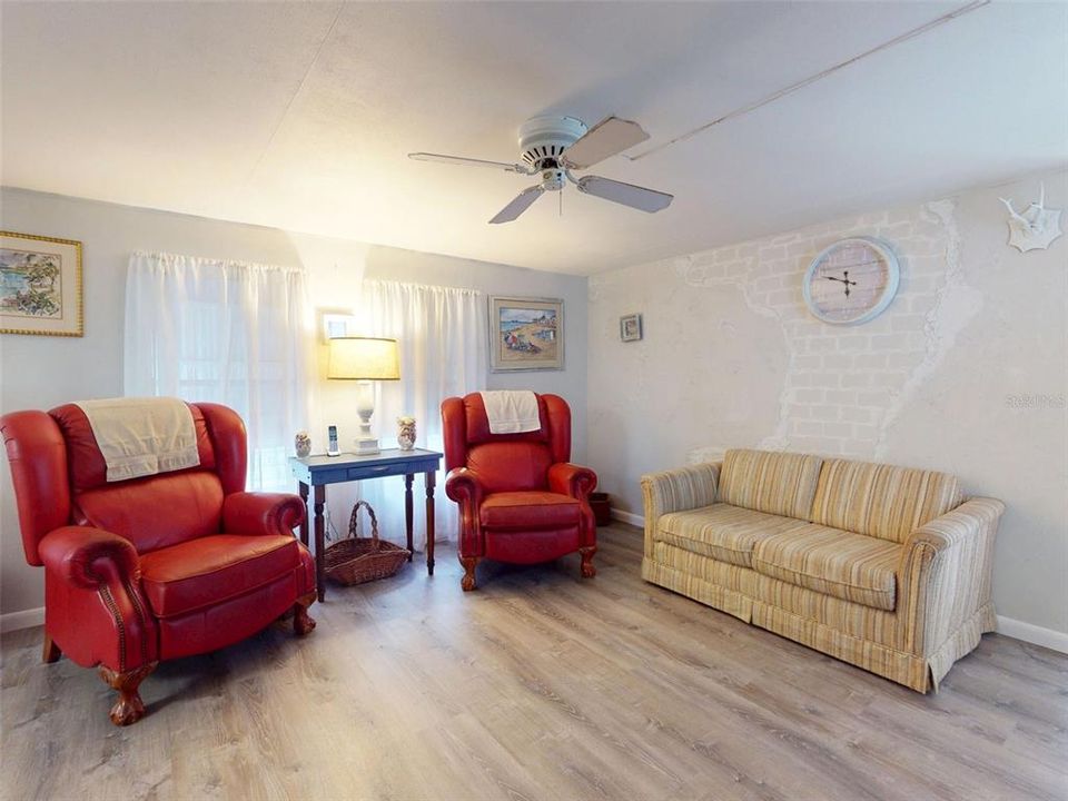 For Sale: $119,900 (2 beds, 1 baths, 784 Square Feet)