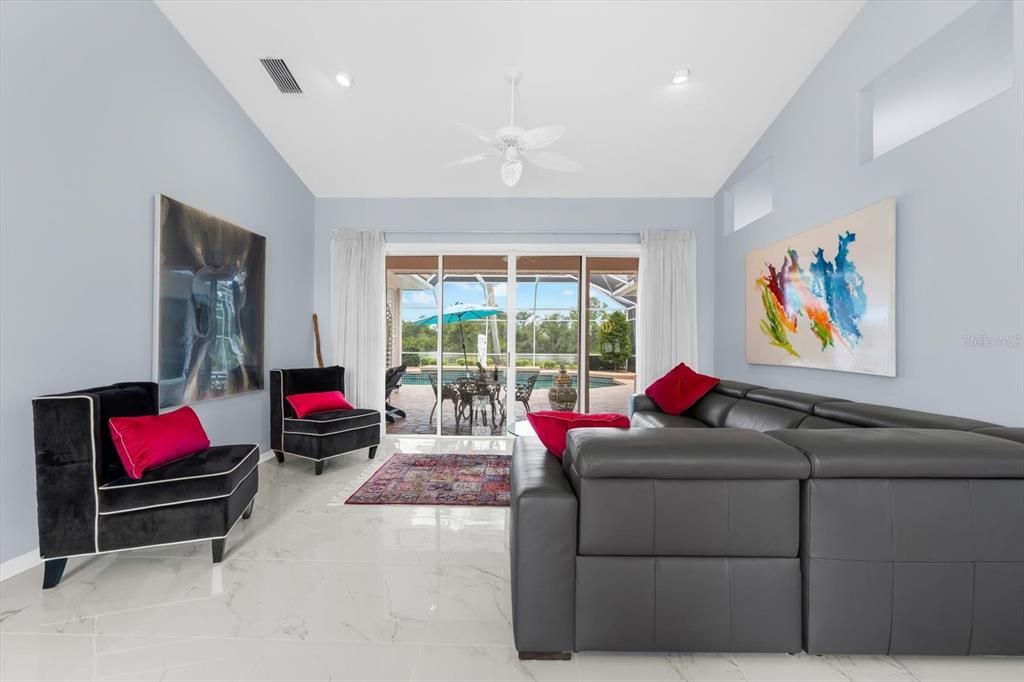 En Venta: $949,000 (3 camas, 2 baños, 2807 Pies cuadrados)