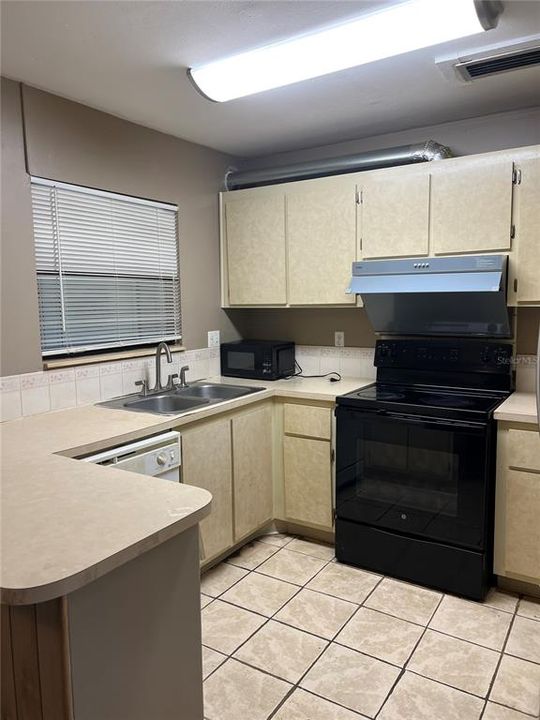 На продажу: $97,000 (2 спален, 2 ванн, 1226 Квадратных фут)