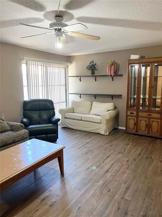 На продажу: $97,000 (2 спален, 2 ванн, 1226 Квадратных фут)