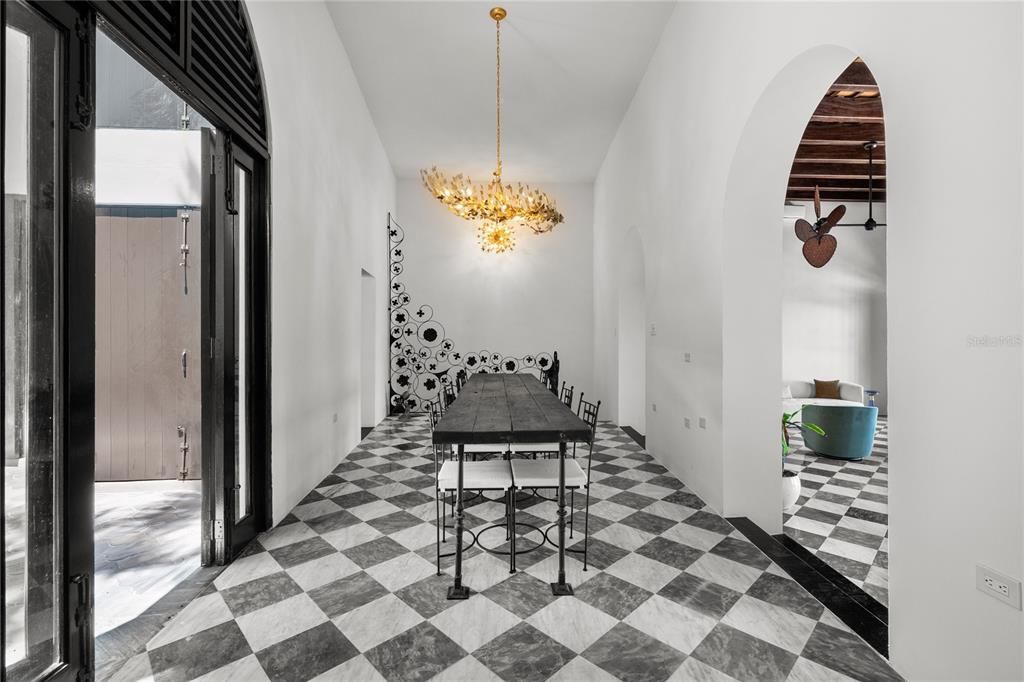 На продажу: $3,890,000 (4 спален, 3 ванн, 4975 Квадратных фут)