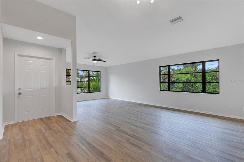 Под контрактом: $299,900 (3 спален, 2 ванн, 1780 Квадратных фут)