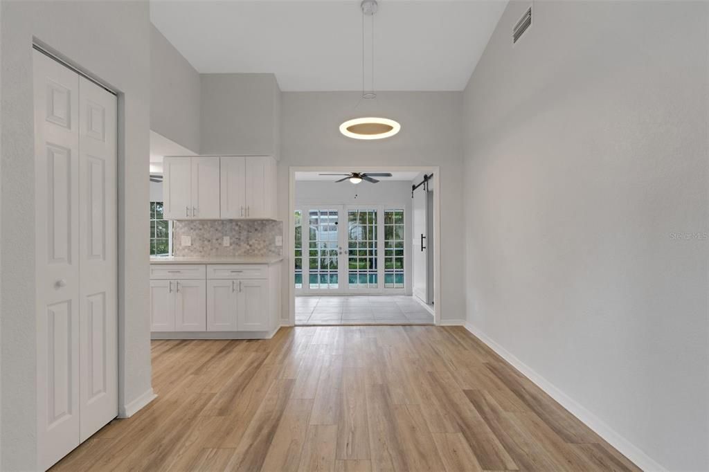 Под контрактом: $299,900 (3 спален, 2 ванн, 1780 Квадратных фут)