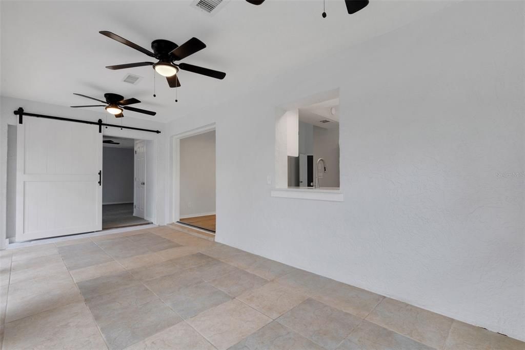 Под контрактом: $299,900 (3 спален, 2 ванн, 1780 Квадратных фут)