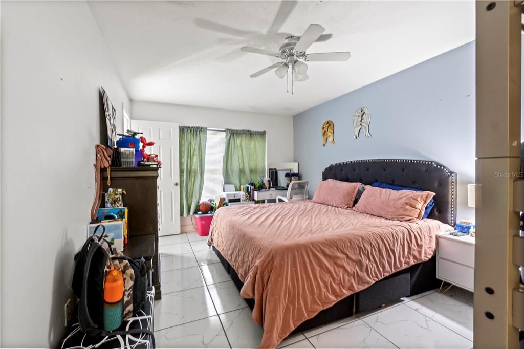 Под контрактом: $160,000 (2 спален, 2 ванн, 1038 Квадратных фут)