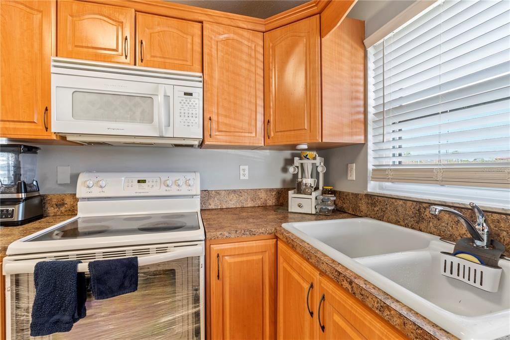 Под контрактом: $160,000 (2 спален, 2 ванн, 1038 Квадратных фут)