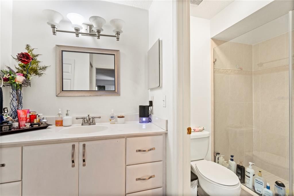 Под контрактом: $160,000 (2 спален, 2 ванн, 1038 Квадратных фут)