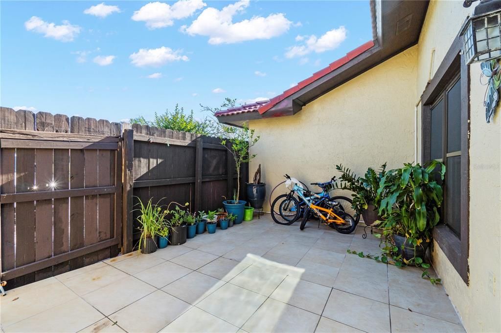 Под контрактом: $160,000 (2 спален, 2 ванн, 1038 Квадратных фут)