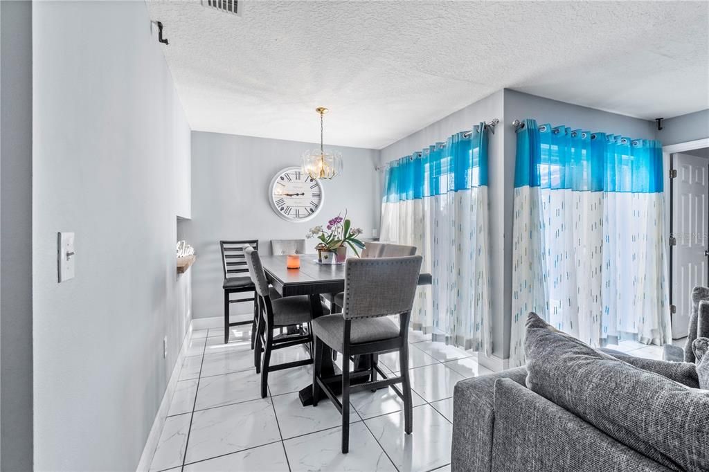 Под контрактом: $160,000 (2 спален, 2 ванн, 1038 Квадратных фут)