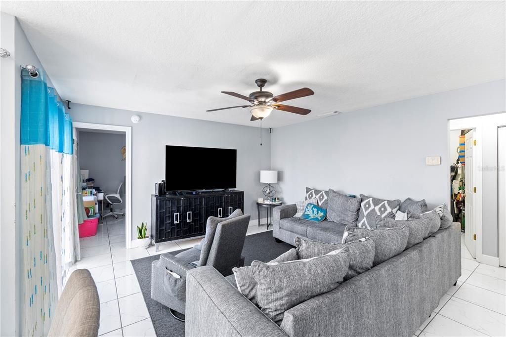 Под контрактом: $160,000 (2 спален, 2 ванн, 1038 Квадратных фут)