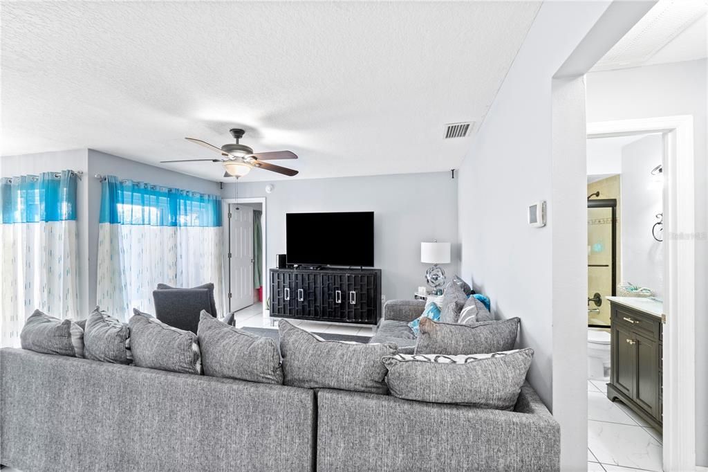 Под контрактом: $160,000 (2 спален, 2 ванн, 1038 Квадратных фут)