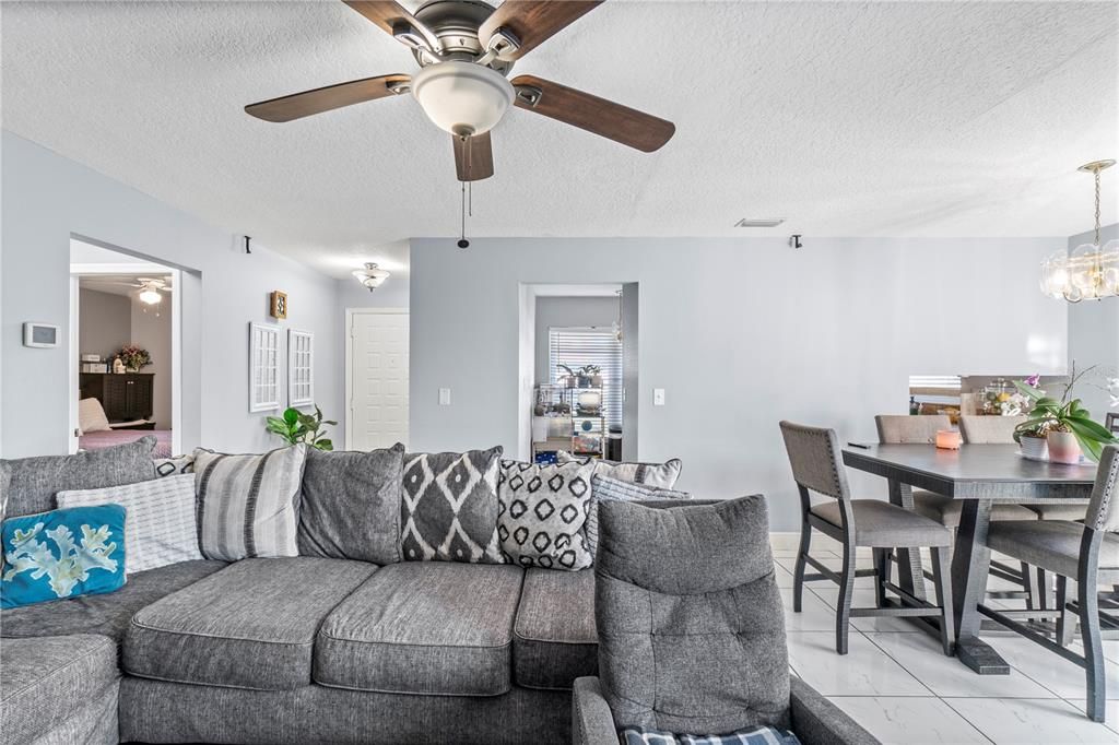 Под контрактом: $160,000 (2 спален, 2 ванн, 1038 Квадратных фут)