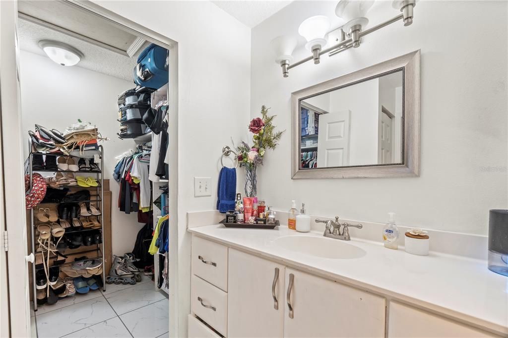 Под контрактом: $160,000 (2 спален, 2 ванн, 1038 Квадратных фут)