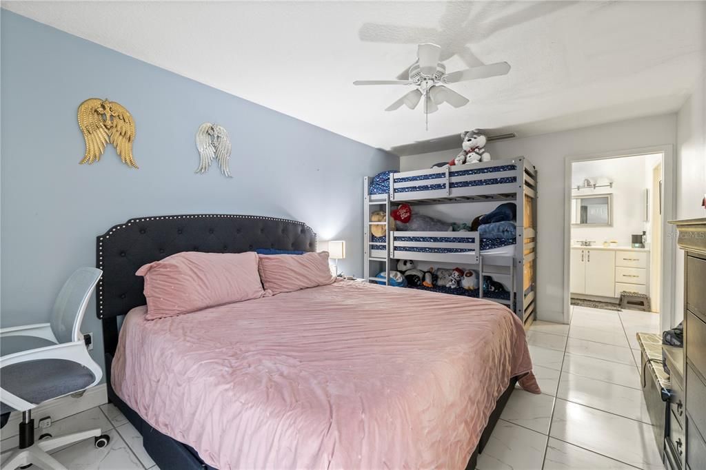 Под контрактом: $160,000 (2 спален, 2 ванн, 1038 Квадратных фут)