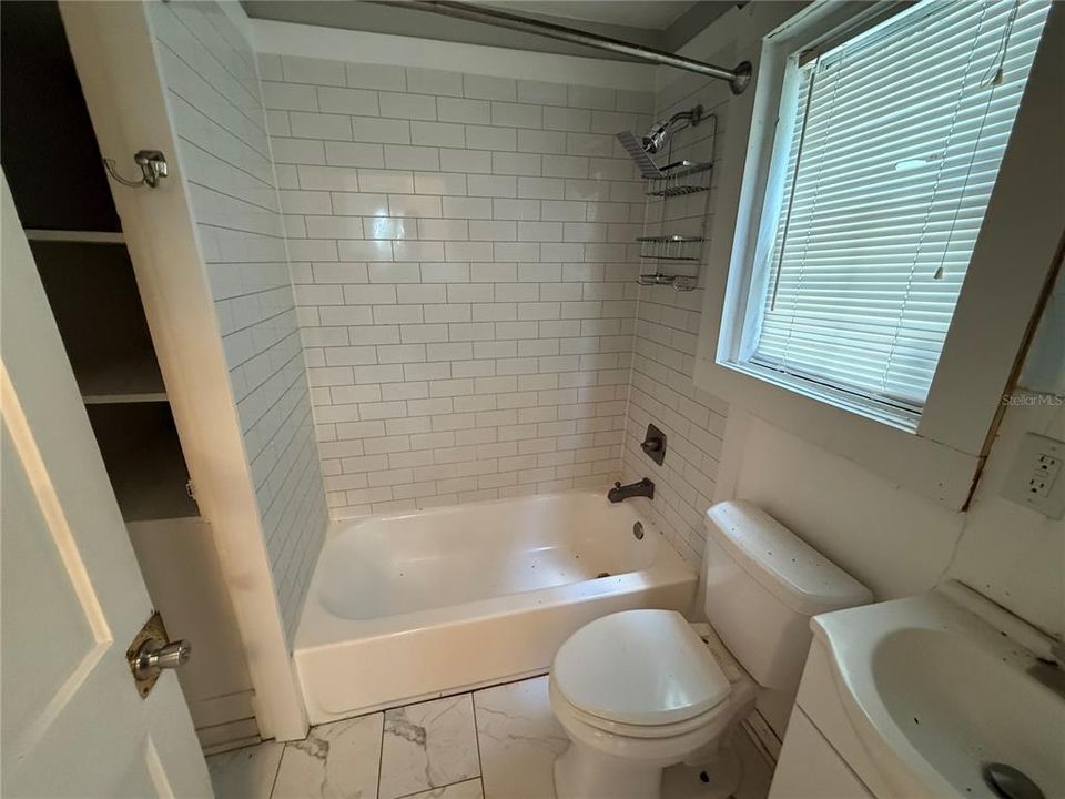 出租: $1,100 (1 贝兹, 1 浴室, 1959 平方英尺)