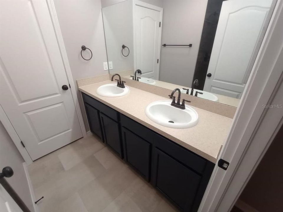 На продажу: $244,900 (3 спален, 2 ванн, 1713 Квадратных фут)