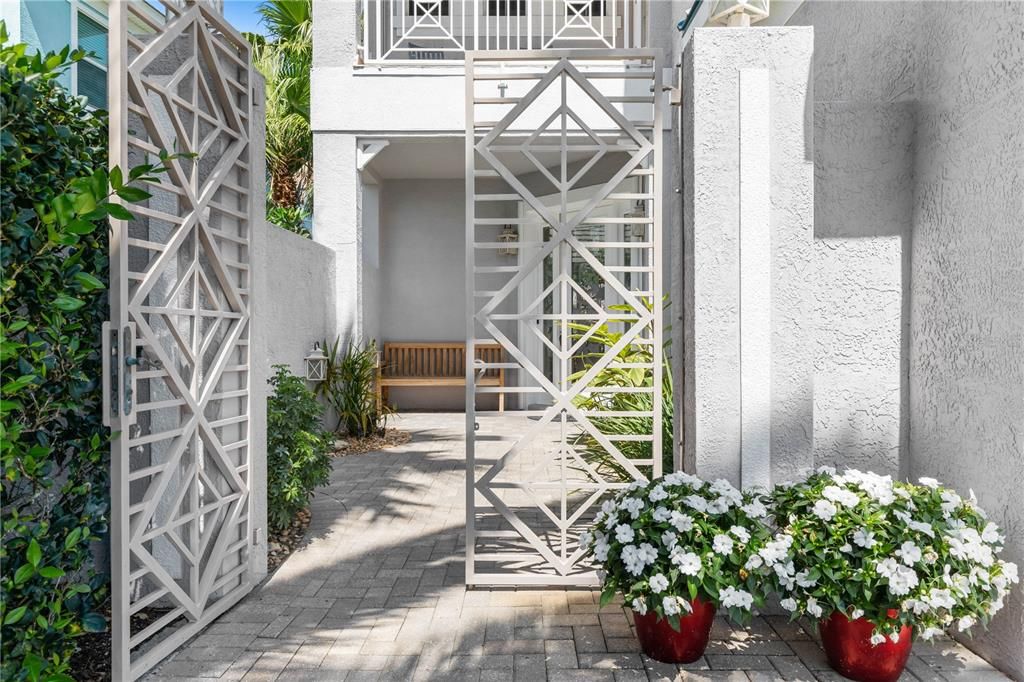 Под контрактом: $1,350,000 (4 спален, 3 ванн, 3626 Квадратных фут)