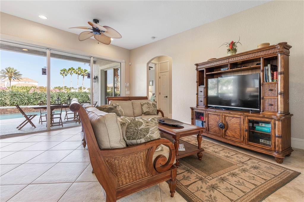 Под контрактом: $1,350,000 (4 спален, 3 ванн, 3626 Квадратных фут)