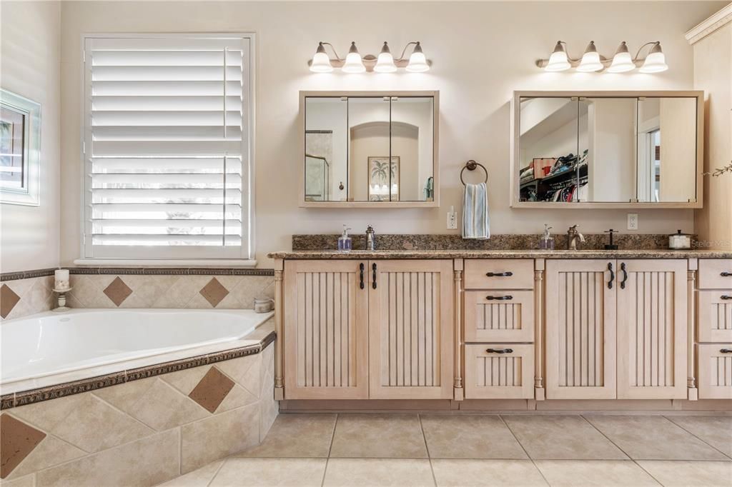 Под контрактом: $1,350,000 (4 спален, 3 ванн, 3626 Квадратных фут)