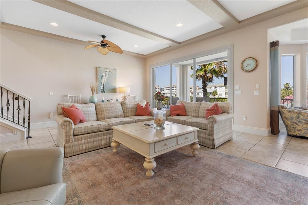 Под контрактом: $1,350,000 (4 спален, 3 ванн, 3626 Квадратных фут)