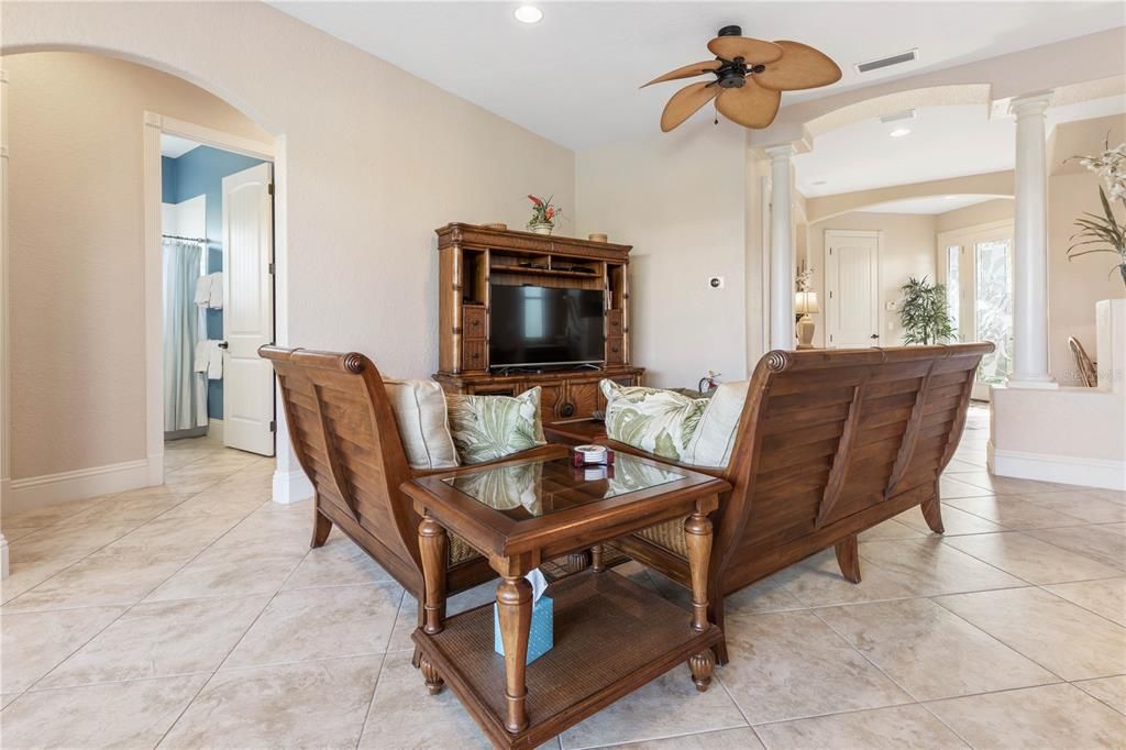 Под контрактом: $1,350,000 (4 спален, 3 ванн, 3626 Квадратных фут)