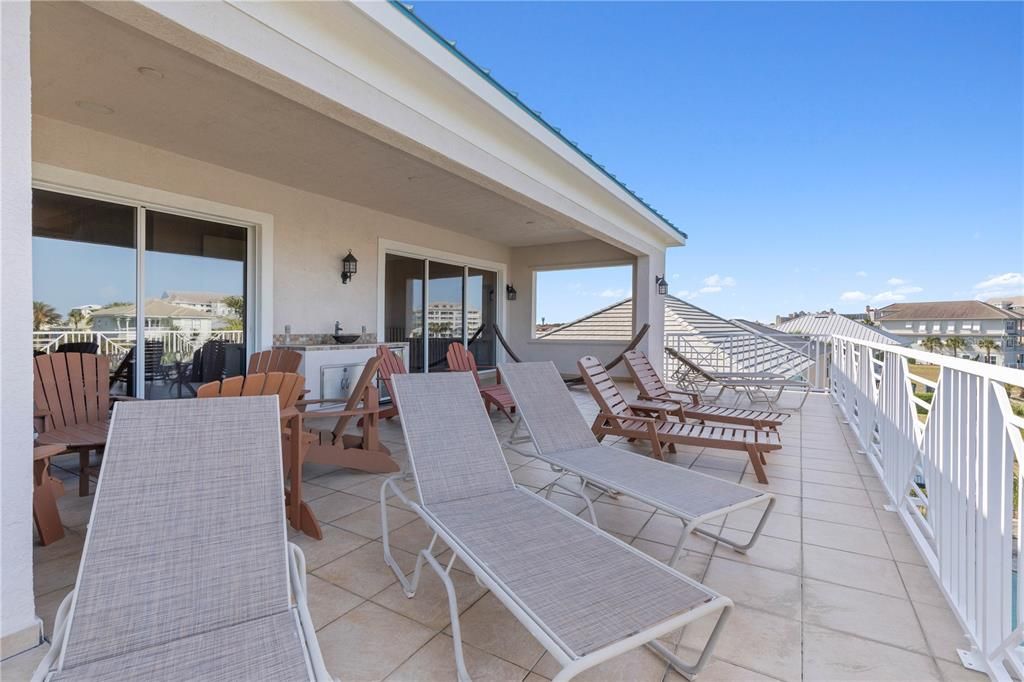 Под контрактом: $1,350,000 (4 спален, 3 ванн, 3626 Квадратных фут)