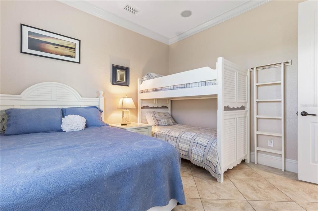 Под контрактом: $1,350,000 (4 спален, 3 ванн, 3626 Квадратных фут)