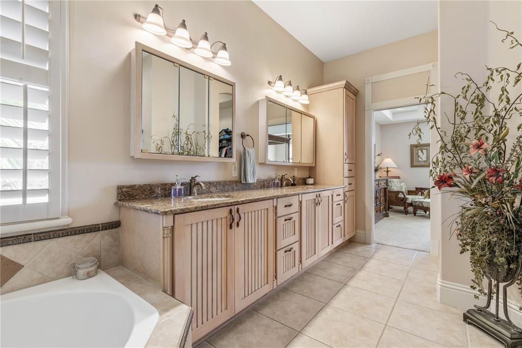 Под контрактом: $1,350,000 (4 спален, 3 ванн, 3626 Квадратных фут)