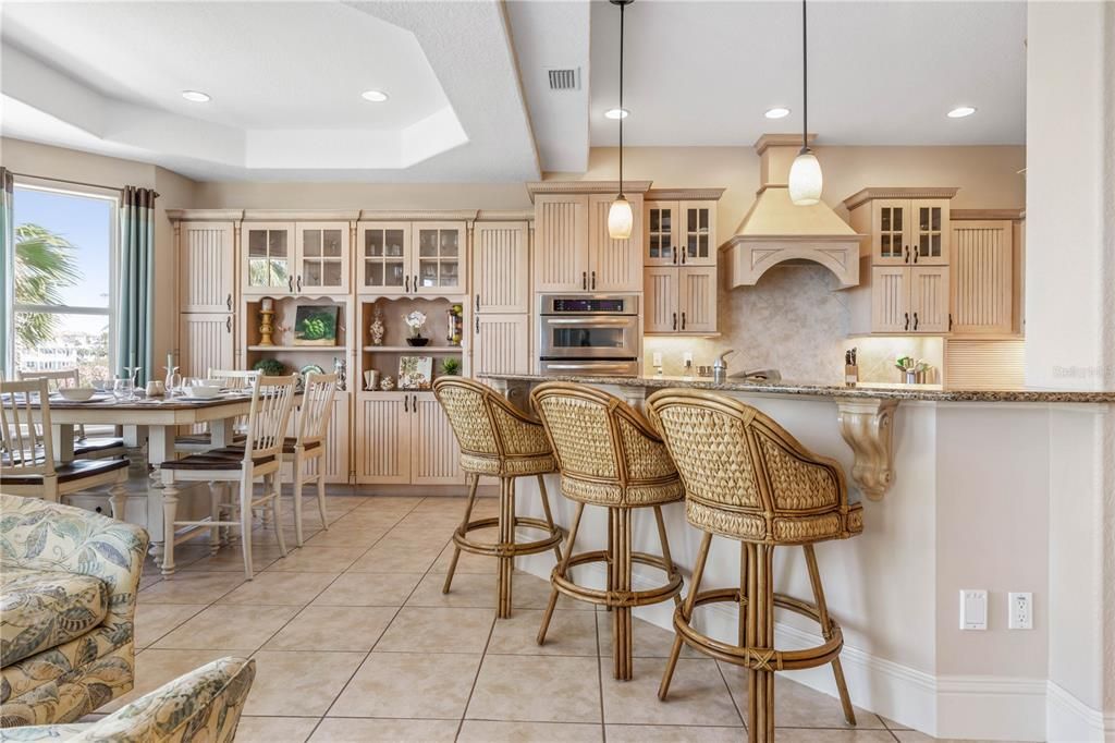 Под контрактом: $1,350,000 (4 спален, 3 ванн, 3626 Квадратных фут)