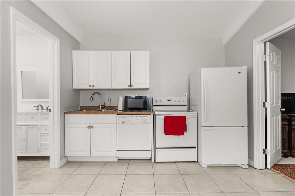 For Sale: $2,165,000 (5 beds, 4 baths, 4798 Square Feet)