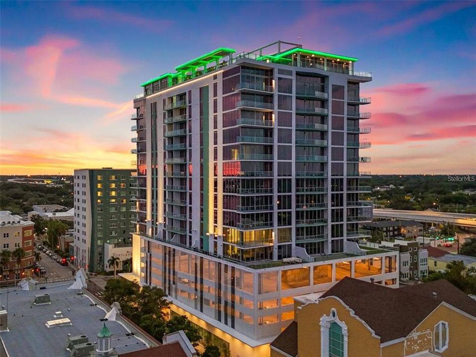 出租: $8,000 (2 贝兹, 2 浴室, 2297 平方英尺)