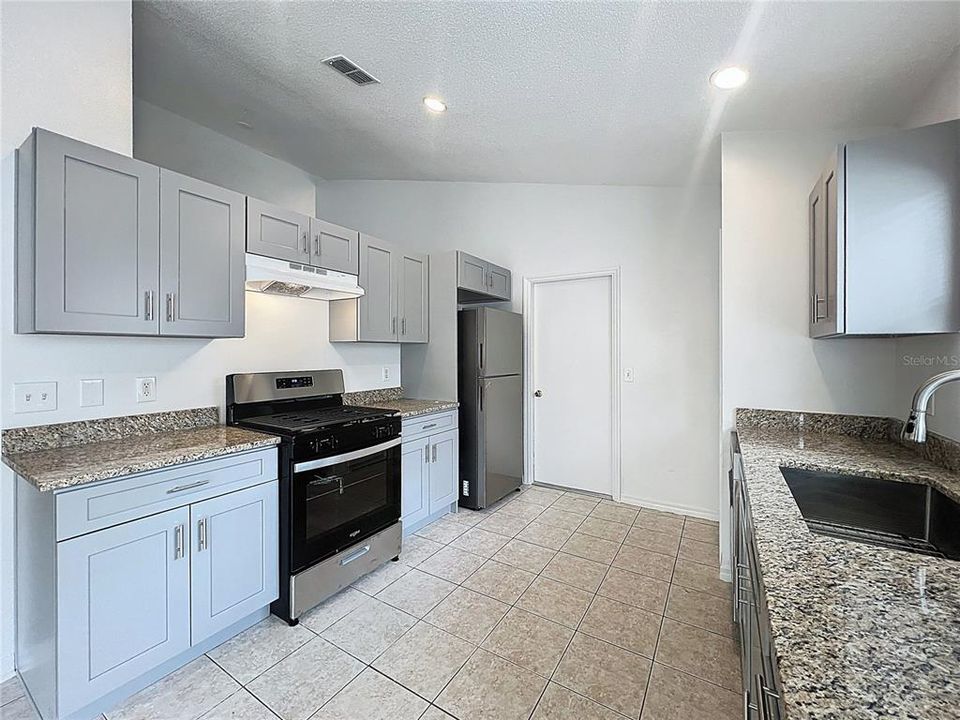 Active With Contract: $2,100 (3 beds, 2 baths, 1582 Square Feet)