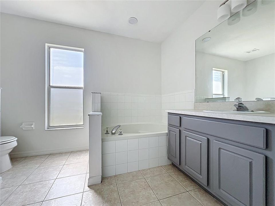 Active With Contract: $2,100 (3 beds, 2 baths, 1582 Square Feet)