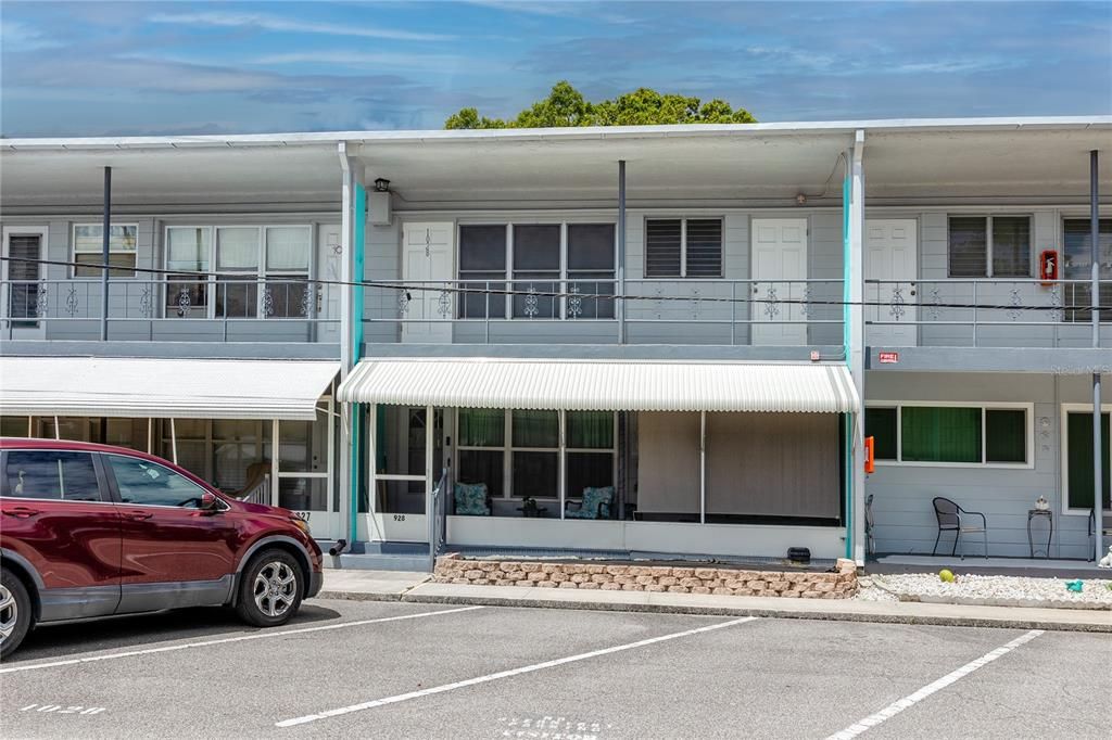 For Sale: $129,900 (2 beds, 2 baths, 875 Square Feet)