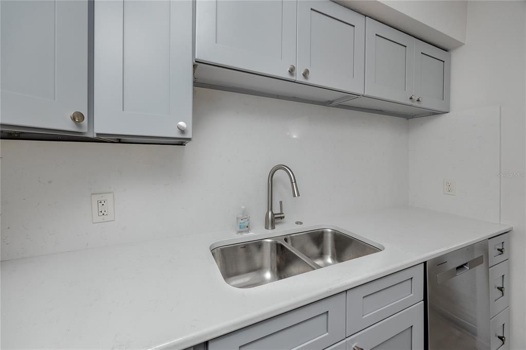 For Sale: $129,900 (2 beds, 2 baths, 875 Square Feet)