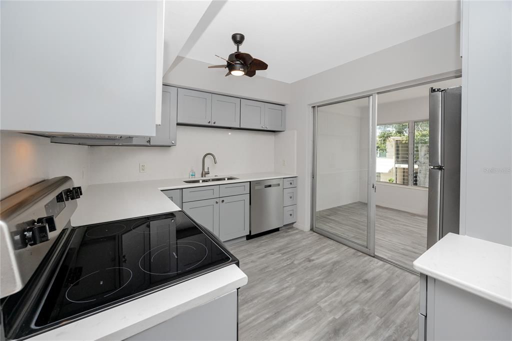 For Sale: $129,900 (2 beds, 2 baths, 875 Square Feet)