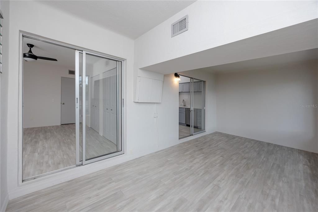 For Sale: $129,900 (2 beds, 2 baths, 875 Square Feet)