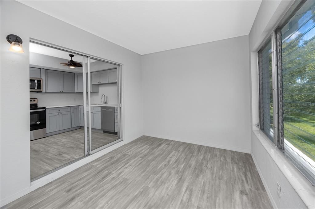 For Sale: $129,900 (2 beds, 2 baths, 875 Square Feet)