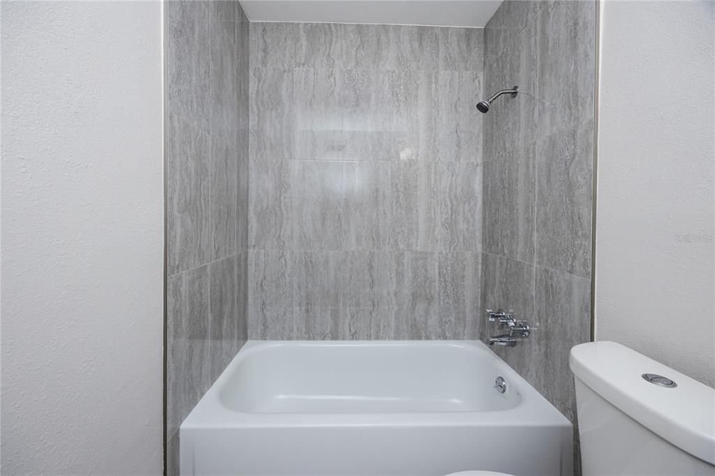 For Sale: $129,900 (2 beds, 2 baths, 875 Square Feet)