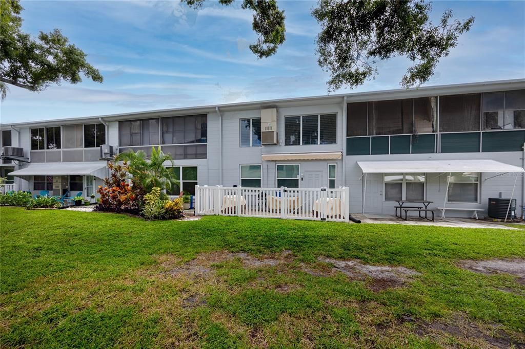 For Sale: $129,900 (2 beds, 2 baths, 875 Square Feet)