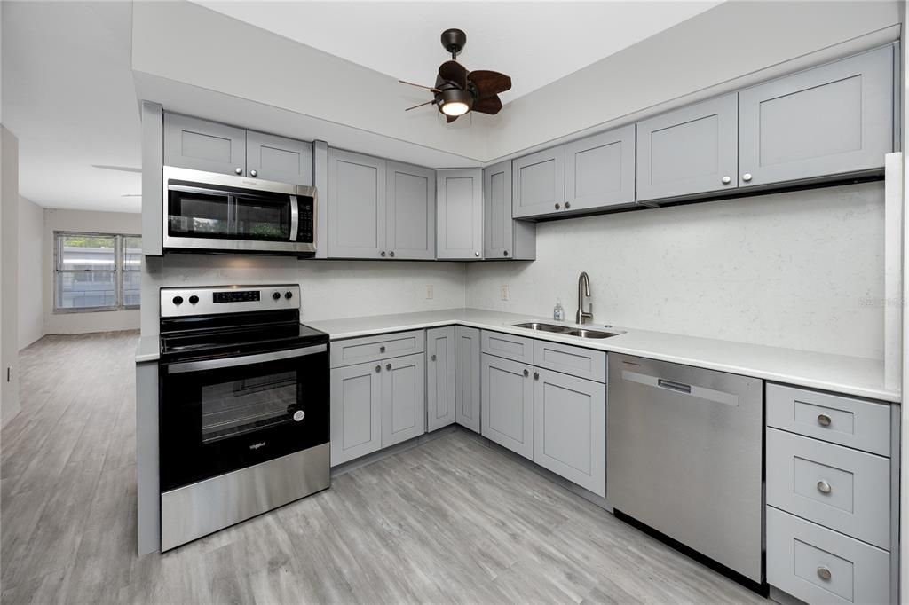 For Sale: $129,900 (2 beds, 2 baths, 875 Square Feet)