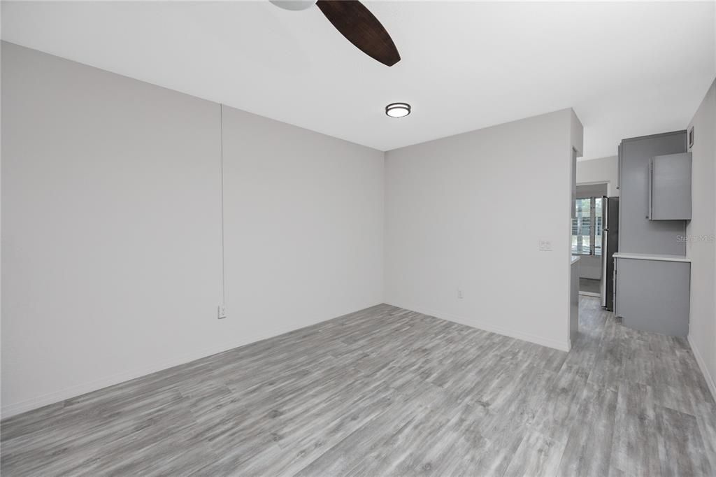 For Sale: $129,900 (2 beds, 2 baths, 875 Square Feet)