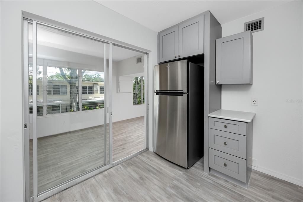 For Sale: $129,900 (2 beds, 2 baths, 875 Square Feet)