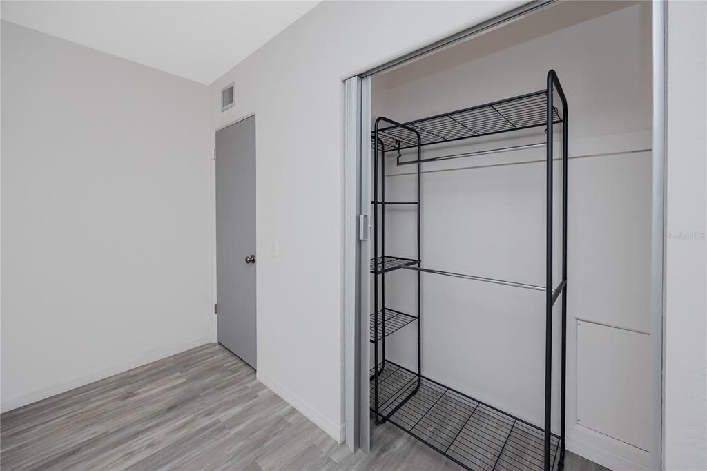 For Sale: $129,900 (2 beds, 2 baths, 875 Square Feet)